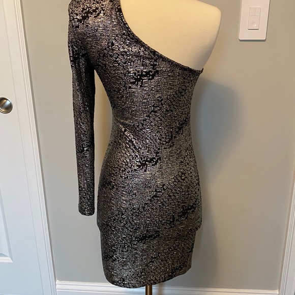 Issue one shoulder dress size small. Like new - Picture 3 of 4